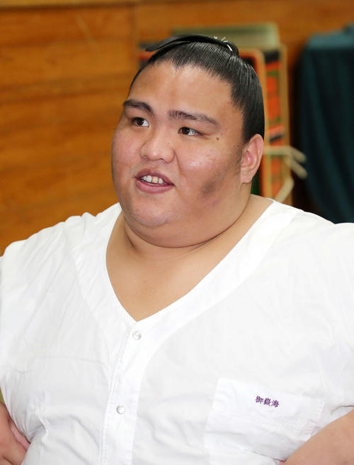 支度部屋で笑顔を見せる御嶽海（撮影・鈴木正人）
