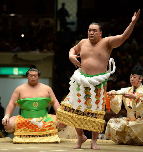 土俵入りする日馬富士。左は誉富士＝2016年1月13日撮影