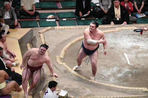 勢（右）は押し倒しで隆の勝を下し、十両優勝を決める（撮影・加藤諒）