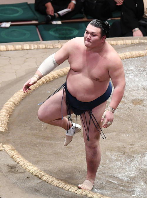 隆の勝を破って十両優勝を決め、笑顔を見せる勢（撮影・加藤諒）