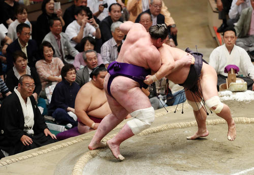 妙義龍（右）に寄り切りで敗れる栃ノ心、左は振分親方（撮影・鈴木正人）