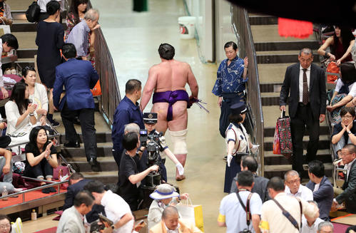 妙義龍（右）に寄り切りで敗れる栃ノ心、左は振分親方（撮影・鈴木正人）