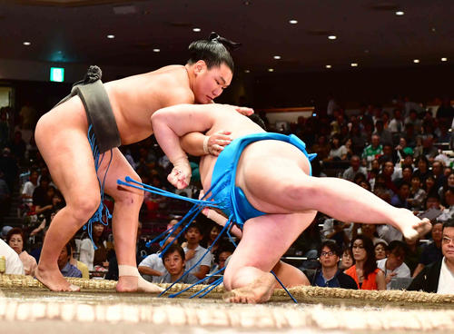 豊昇龍（左）は下手投げで彩を下す（撮影・小沢裕）