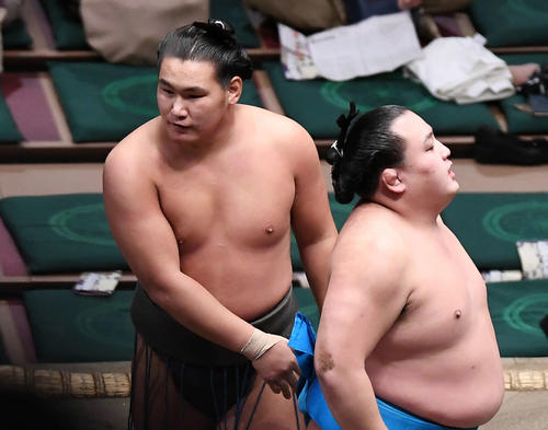 豊昇龍（左）は下手投げで彩を下す（撮影・加藤諒）