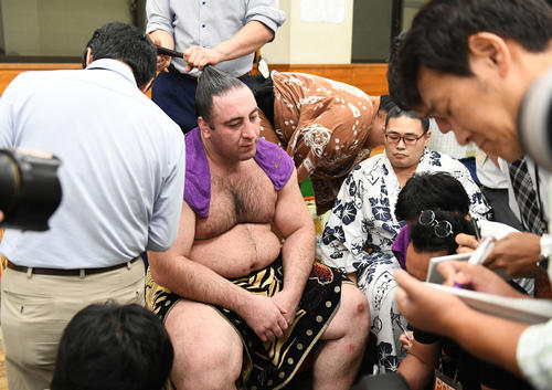 支度部屋で記者の取材を受ける栃ノ心（撮影・加藤諒）
