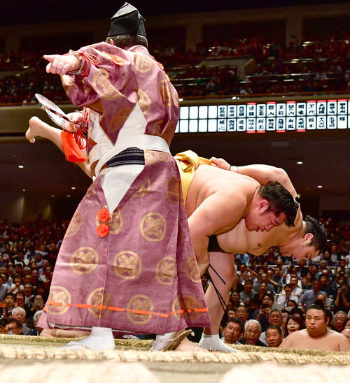 行司の木村玉治郎（左）は東方力士の勝ちを指さすも両者は取組を続けて土俵際で投げを打つ（撮影・小沢裕）