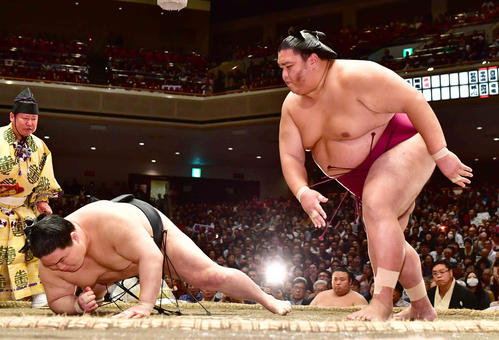 御嶽海（右）は突き落としで豪栄道を破る（撮影・小沢裕）