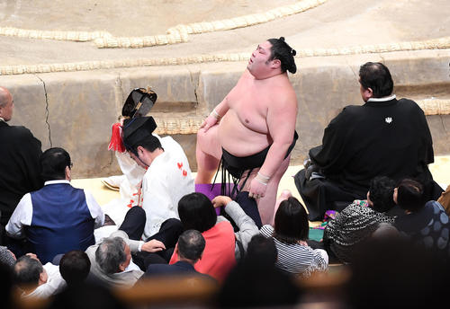 剣翔は突き出しで琴勇輝に敗れて肩を落とす（撮影・加藤諒）