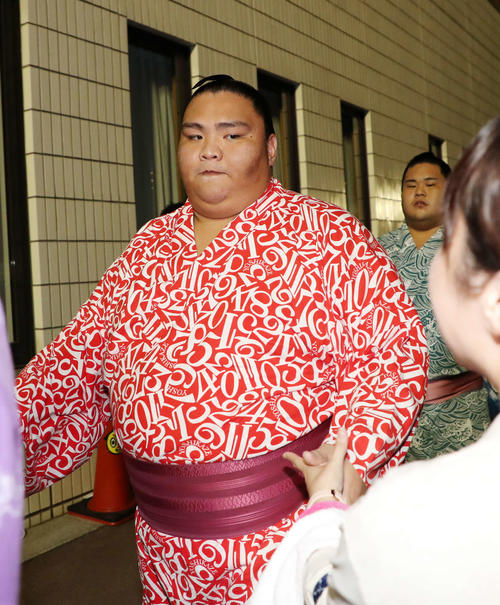 国技館を引き揚げる御嶽海（撮影・鈴木正人）