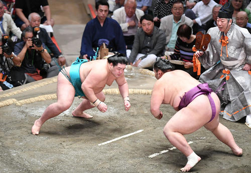 明生（左）は立ち会いで朝乃山に鋭く当たる（撮影・加藤諒）