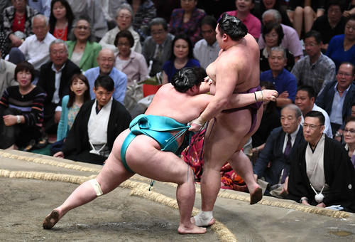 明生（左）は寄り切りで朝乃山を下す（撮影・加藤諒）
