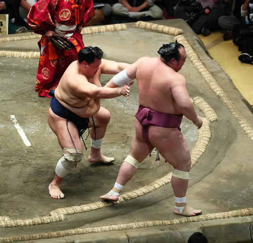 北勝富士（左）は宝富士を押し出しで下す（撮影・足立雅史）