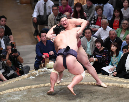 妙義龍（手前）は寄り切りで阿炎を下す（撮影・加藤諒）