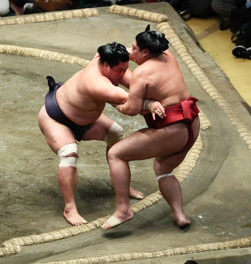 妙義龍（左）は阿炎を寄り切りで下す（撮影・足立雅史）