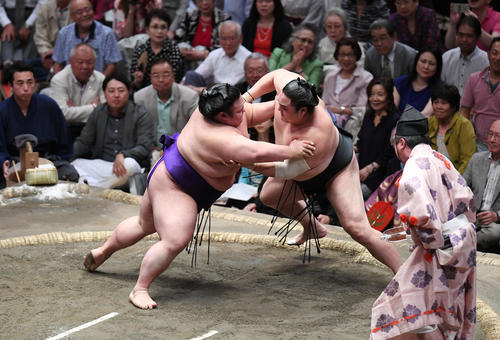 貴景勝（左）は押し出しで隠岐の海を下す（撮影・加藤諒）