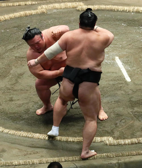 貴景勝（左）は隠岐の海を押し出しで下す（撮影・足立雅史）