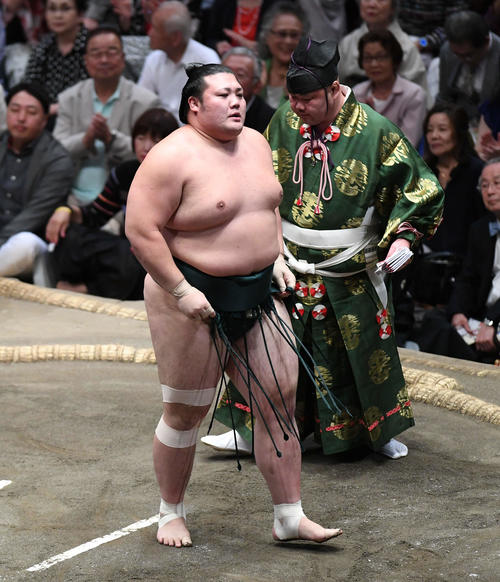 豊山は寄り切りで松鳳山を下す（撮影・加藤諒）