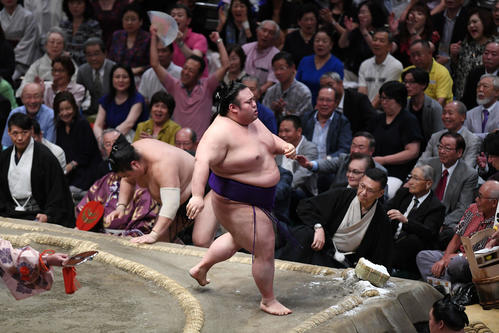 貴景勝（中央）は押し出しで隠岐の海を下す（撮影・加藤諒）