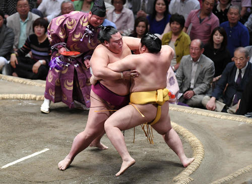 御嶽海（左）は寄り切りで遠藤を下す（撮影・加藤諒）