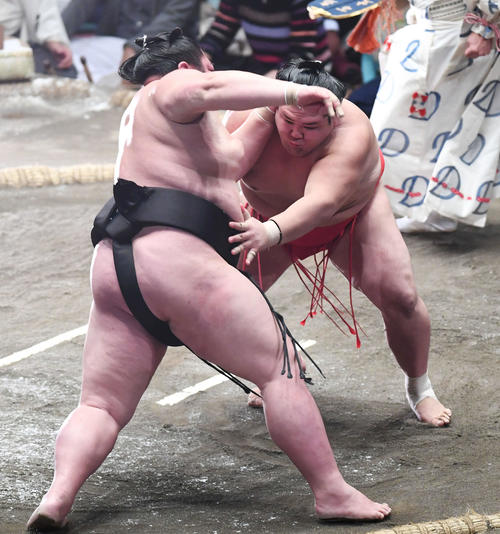 阿武咲（右）は押し倒しで剣翔を下す（撮影・加藤諒）