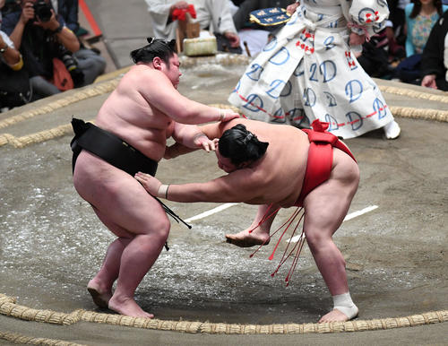 阿武咲（右）は押し倒しで剣翔を下す（撮影・加藤諒）