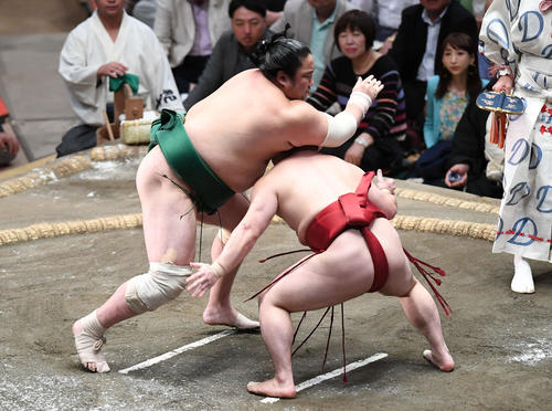 炎鵬（手前）は佐田の海の懐に潜り込む（撮影・加藤諒）