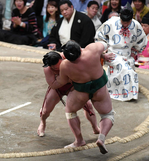 炎鵬（左）は下手投げで佐田の海を下す（撮影・加藤諒）