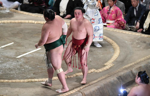 炎鵬（右）は下手投げで佐田の海を下す（撮影・加藤諒）