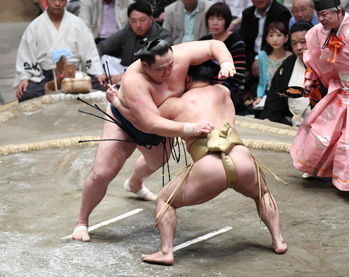 石浦（右）は立ち会いで玉鷲の懐に潜り込む（撮影・加藤諒）