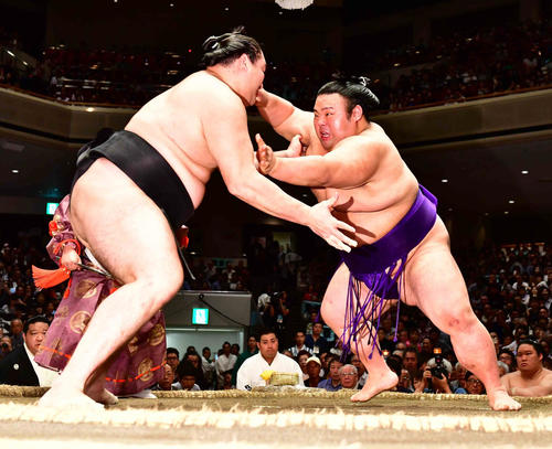 貴景勝（右）は押し出しで竜電を下す（撮影・小沢裕）