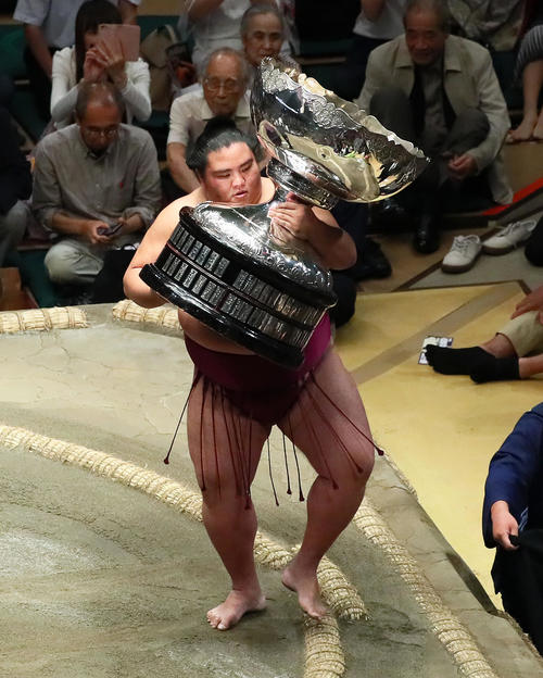 優勝し総理大臣杯を掲げる御嶽海（撮影・足立雅史）