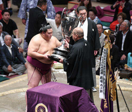 大相撲秋場所で優勝し、賜杯を受け取る御嶽海（撮影・加藤諒）