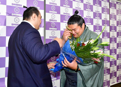 引退会見を行った誉富士（右）は伊勢ケ浜部屋の先輩の安治川親方（元安美錦）から花束贈呈を受けて感極まる（撮影・小沢裕）