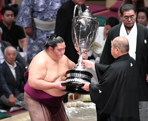 大相撲秋場所で優勝し、賜杯を受け取る御嶽海（撮影・加藤諒）