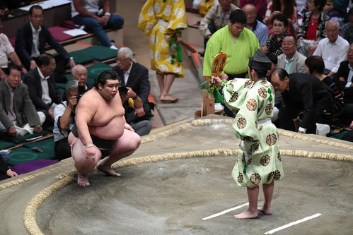 序二段の優勝決定戦で碧海浜を下し、勝ち名乗りを受ける元林（撮影・加藤諒）