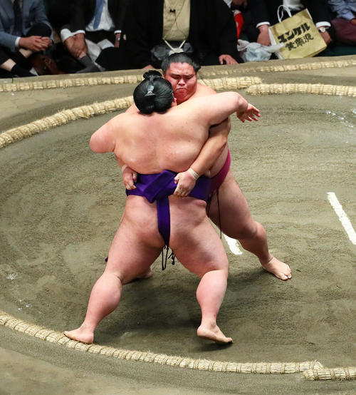 御嶽海（後方）は貴景勝を寄り切りで下し優勝を決める（撮影・足立雅史）
