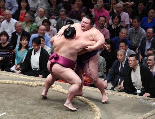優勝決定戦　貴景勝（右）は御嶽海に寄り切られる（撮影・加藤諒）