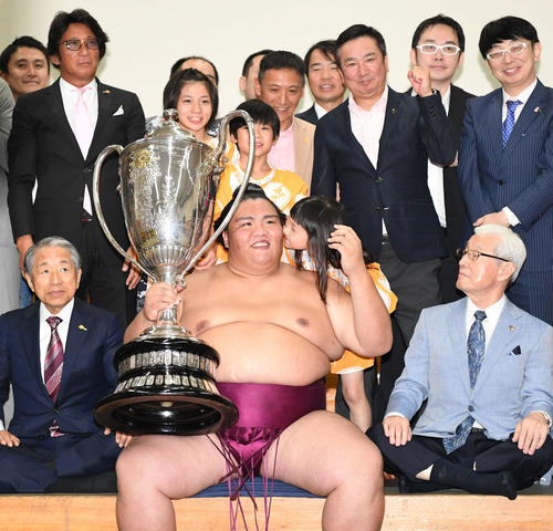 大相撲秋場所で優勝し、支度部屋でキスの祝福を受ける御嶽海（撮影・加藤諒）