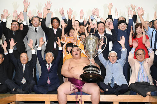 大相撲秋場所で優勝し、支度部屋でバンザイする御嶽海（撮影・加藤諒）