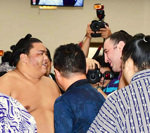 優勝決定戦を制した御嶽海（左）は栃ノ心の祝福を受ける（撮影・小沢裕）