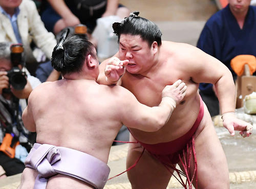大栄翔（右）は押し出しで琴恵光を下す（撮影・加藤諒）