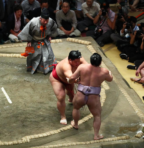 大栄翔（左）は押し出しで琴恵光を下す（撮影・足立雅史）