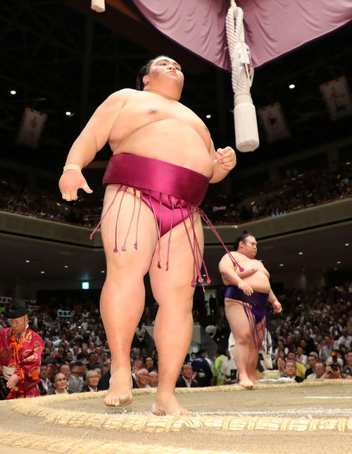 優勝決定戦で貴景勝（右）を寄り切りで破った御嶽海（撮影・鈴木正人）