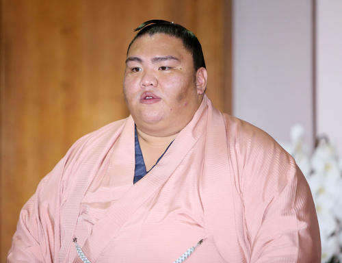 一夜明け会見する御嶽海（撮影・鈴木正人）
