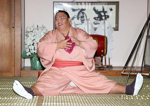 一夜明け会見後、足を崩し笑顔を見せる御嶽海（撮影・鈴木正人）
