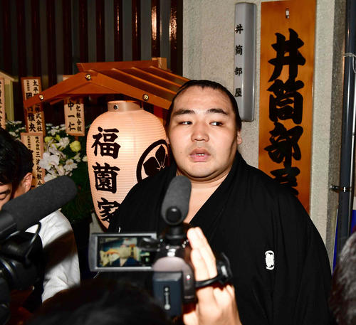 元関脇逆鉾の井筒親方（本名・福薗好昭）の時津風一門葬で亡くなった師匠への思いを語る鶴竜（撮影・小沢裕）