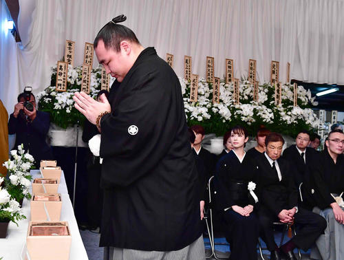 井筒親方の時津風一門葬で焼香する鶴竜（撮影・小沢裕）