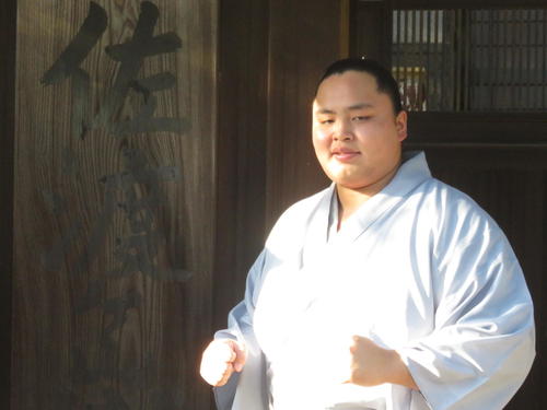 新十両昇進を決めガッツポーズする琴手計改め琴勝峰