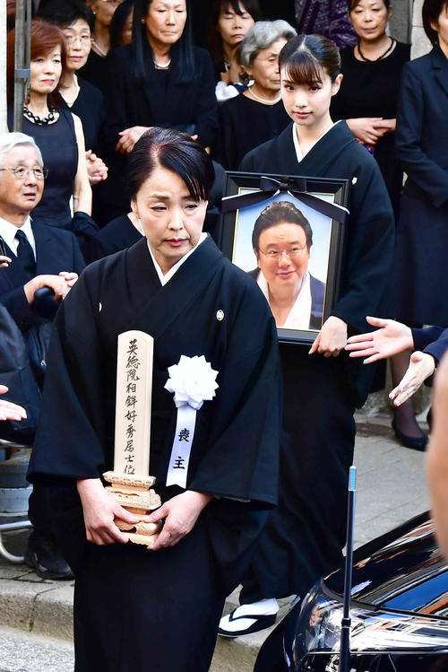 元関脇逆鉾の井筒親方（本名・福薗好昭）の時津風一門葬の告別式で出棺に臨む喪主の杏里夫人（左）と長女の清香さん（撮影・小沢裕）