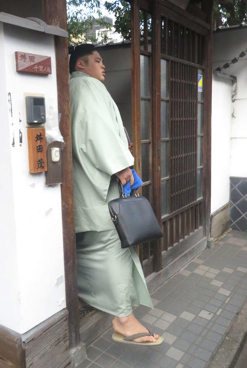 理事会に向かうため部屋を出る貴ノ富士（撮影・佐藤礼征）